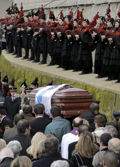 El féretro con los restos mortales de Manuel Fraga a su llegada a la iglesia parroquial de Perbes, donde se ha oficiado el funeral y recibirá sepultura el histórico político gallego, que falleció la noche del domingo a los 89 años de edad.