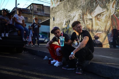 El músico español Yung Beef frente a su mural en el barrio de Tepito, en el centro de Ciudad de México.