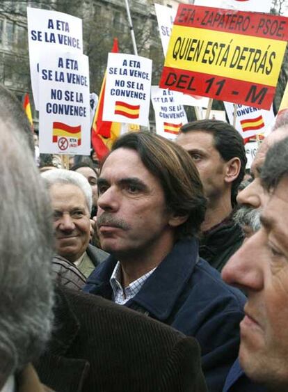 El ex presidente del Gobierno José María Aznar asistió a la marcha. En declaraciones a los medios antes del comienzo de la concentración, que se celebra con el apoyo del PP y de la Asociación de Víctimas del Terrorismo (AVT), Aznar afirmó que los participantes en la marcha son quienes no quieren "ni rendiciones, ni diálogo" con los terroristas.