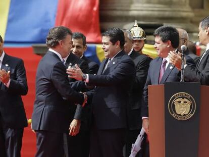 Santos rodeado de mandatarios internacionales tras su nombramiento