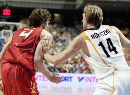 Nowitzki defiende a Pau Gasol.