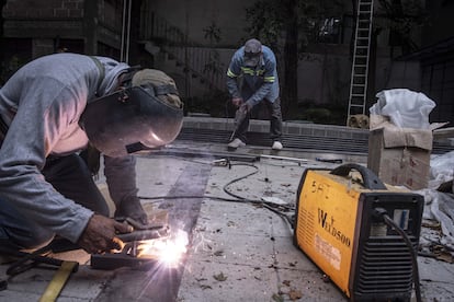 Trabajadores de la construcción, el 28 de julio en Ciudad de México.