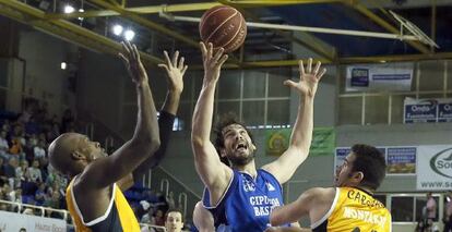 David Doblas lucha por el control del balón con el pívot del Fuenlabrada Marcus Arnold, a la izquierda, y el base Carlos Cabezas.