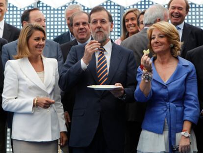 The leader of the opposition Popular Party, Mariano Rajoy, shares a plate of cucumbers with the regional leader of Madrid, Esperanza Aguirre (r) and the recently elected regional leader of Castilla-La Mancha, María Dolores de Cospedal, in response to the E. coli crisis that has broken out in Germany, initially blamed on Spanish imports of the vegetable.