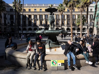 La fuente de la plaza Reial de Barcelona totalmente seca.