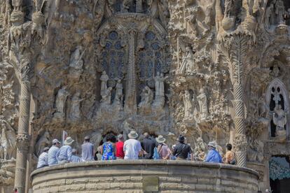 El portavoz del Gobierno, Gerardo Pisarello, ha considerado: “Confirma lo que creemos como gobierno, que la ciudadanía también está preocupada”. En la imagen, turistas visita la Sagrada Familia.