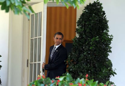 El presidente de EE UU, Barack Obama, sale del Despacho Oval para dirigirse a los medios minutos después de que, también en Washington, el Senado haya culminado el trámite parlamentario que permite elevar el techo de deuda y evitar la quiebra.