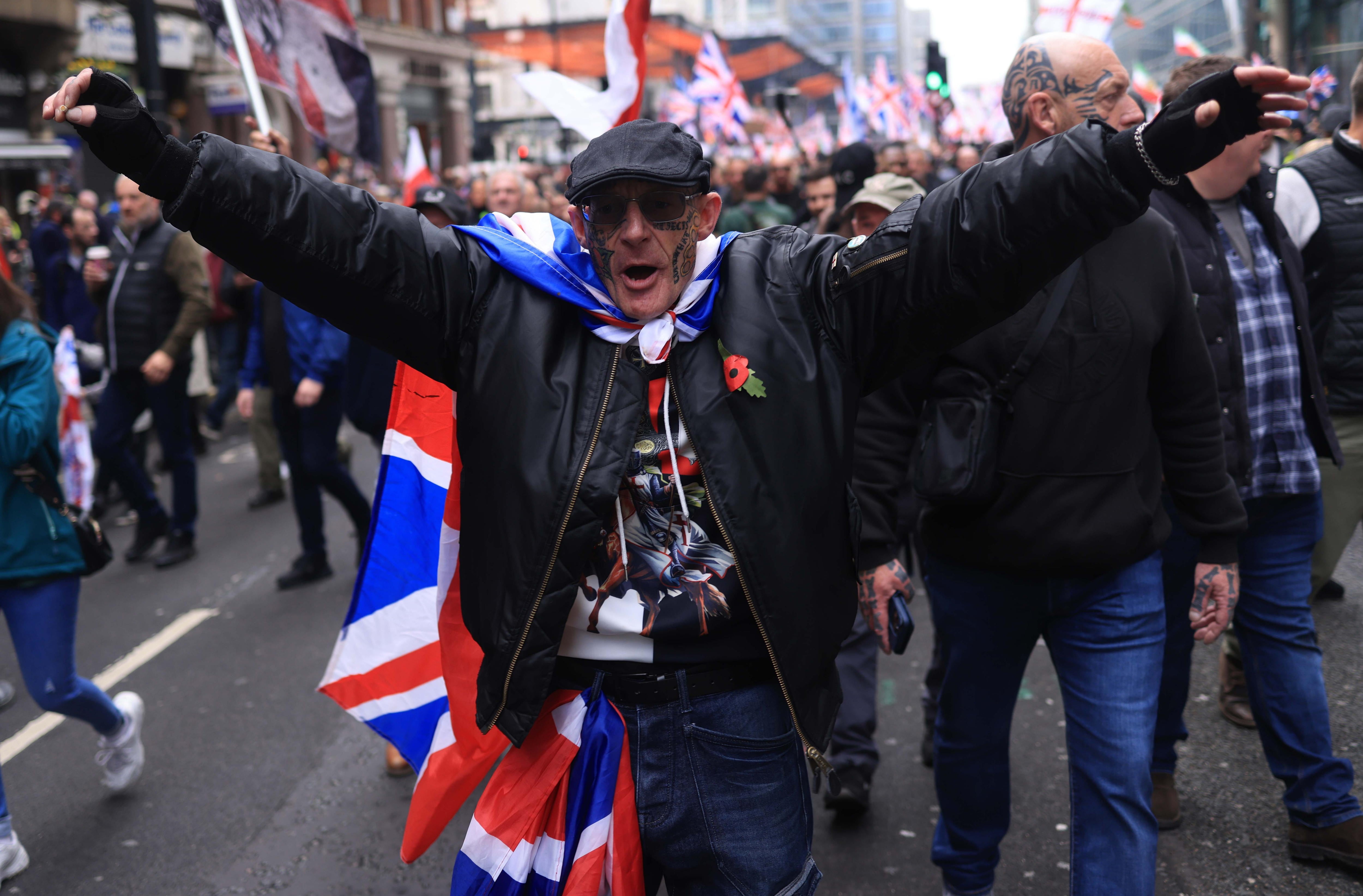 Miles de activistas de extrema derecha toman el centro de Londres