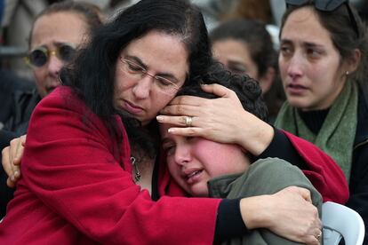 Familiares de un paracaidista israelí muerto en Gaza se lamentan en su funeral, este viernes.