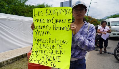 Familiares de los secuestrados exigen la destitución de los jefes de seguridad en Chiapas y la entrega de 'Cyrene', el segundo nombre de Nayeli Cinco, este jueves en Chiapa de Corzo.