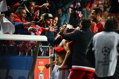 El público jalea a Jonas, el héroe de la noche, que celebra junto a sus compañeros su gol en el descuento,