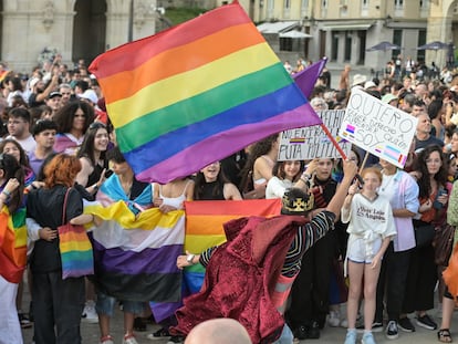 Varias personas durante una manifestación por el Orgullo LGTBI+ el año pasado en A Coruña.
