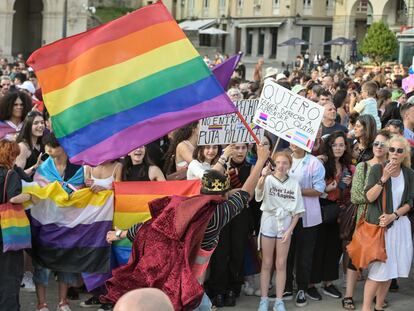 Varias personas durante una manifestación por el Orgullo LGTBI+, el pasado día 28 de junio, en A Coruña.