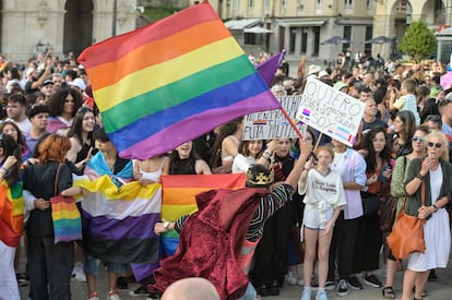 Varias personas durante una manifestación por el Orgullo LGTBI, el 28 de junio de 2023 en A Coruña. 
