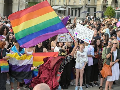 Varias personas durante una manifestación por el Orgullo LGTBI+, el pasado día 28 de junio, en A Coruña.