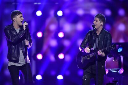 Los cantantes británicos Joe y Jake cantan la canción 'You're not alone'.