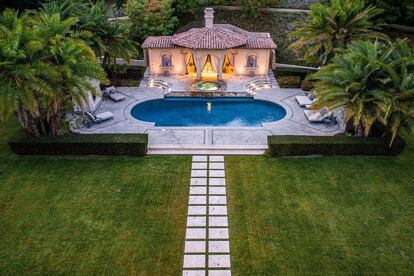 Casa de invitados y piscina de la propiedad de Sofía Vergara en Beverly Park, en Los Ángeles (California, EE UU).
