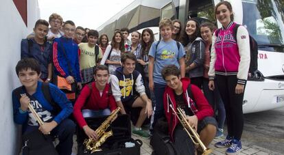 Alumnos junto al bus en el que hacen cientos de kilómetros para estudiar.