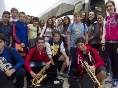 Alumnos junto al bus en el que hacen cientos de kilómetros para estudiar.