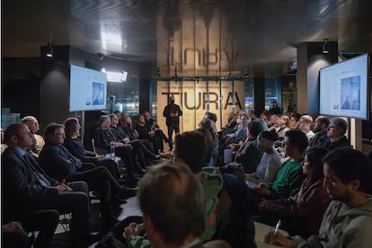 El público acudió al encuentro 'Materia Coderch', que coincide con la exposición que presenta la colección Tura de Andreu Carulla para Roca.