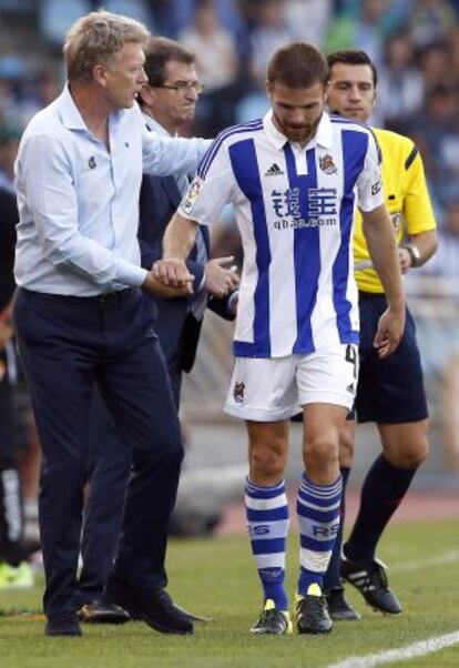 Illarramendi junto a su técnico, David Moyes, tras ser sustituido.