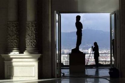 Vista del acceso al nuevo restaurante del Salón del Trono del MNAC, con vistas sobre toda Barcelona, en donde ayer se instaló la escultura <i>La belleza,</i> de Josep Clarà.