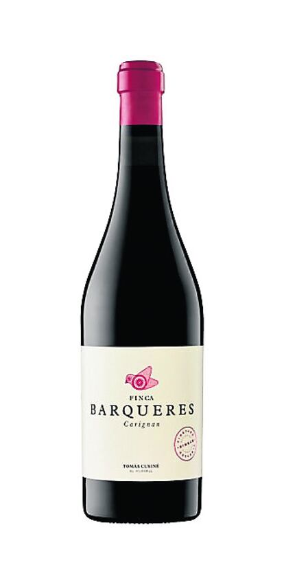 Tomàs Cusiné estrena la cosecha 2016 de Finca Barqueres, el primer vino varietal de cariñena de la denominación de origen Costers del Segre. Este vino se enmarca en el proyecto de recuperación de la variedad, siendo la iniciativa más personal del bodeguero catalán. Se elabora con uvas plantadas a más
de 700 metros del nivel del mar. Se presenta muy expresivo en nariz, con
aromas a fruta negra, cacao en polvo, notas balsámicas y hierbas de monte. En boca es fresco, con unos taninos finos y un posgusto largo. Se trata de un vino complejo, delicado y de fácil entrada en
boca. Precio: 23 euros.