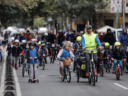 El bicibús de Barcelona que sale del mercado de Sant Antoni y llega a las escuelas de La Modelo.