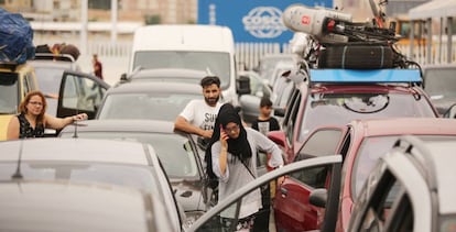 Unos pasajeros esperan a cruzar el Estrecho en el Puerto de Algeciras.