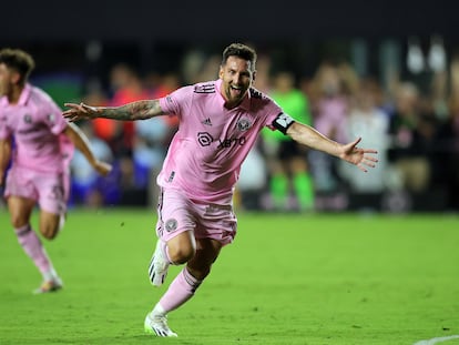 Lionel Messi celebra su primer gol con el Inter Miami este viernes en Fort Lauderdale (Florida).