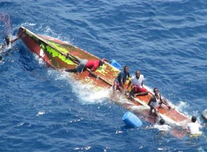 Los presuntos piratas apresados el miércoles tras naufragar su embarcación.