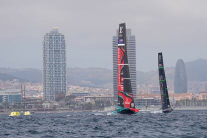 El Emirates Team New Zealand y el INEOS Britannia, este domingo en Barcelona.