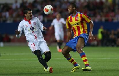 Reyes y Keita disputan el bal&oacute;n.