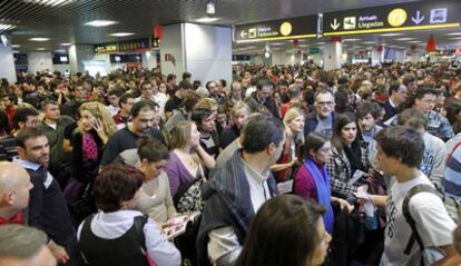 Centenares de pasajeros se agolpaban anoche en los mostradores del aeropuerto de Barajas (Madrid) ante la imposibilidad de viajar por la huelga salvaje de los controladores.