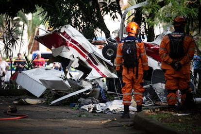 Zona residencial donde cayó una avioneta, en Medellín este viernes.