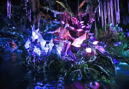El Na'vi Shaman of Songs, un personaje animatrónico de 'Na’vi River Journey', forma parte de una de las atracciones de Pandora-World en el parque temático Disney's Animal Kingdom, en Florida.
