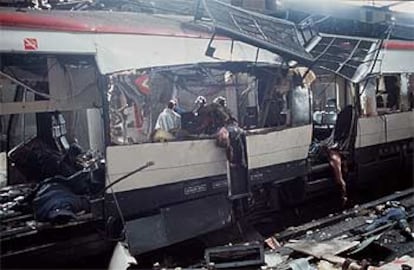 Un vagón de uno de los trenes de cercanías de Madrid quedó destrozado ayer en el interior de la estación de Atocha.