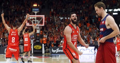 Los jugadores del Valencia celebran su triunfo ante el Barcelona.