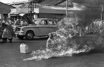 Quang Duc, yn monje de budista se prende fuego hasta morir en una calle de Saigón, en denuncia por la persecución budista del gobierno de Vietnam del sur el 11 de junio de 1963. La fotografía de Browne fue reconicida con el World Press Photo de ese año.
