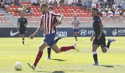 Darío Poveda conduce el balón en un partido del Atlético B.