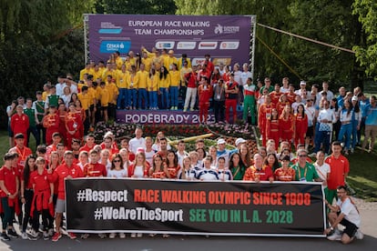 Los marchadores posan en Podebrady para reclamar el respeto de los Juegos Olímpicos.