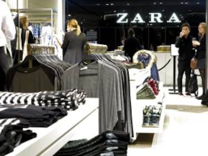 Vista del interior de una nueva tienda de la cadena de moda Zara. EFE/Archivo