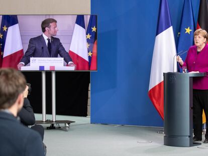 Rueda de prensa de Emmanuel Macron y Angela Merkel, este lunes.