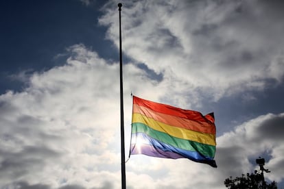 Bandera arcoiris a media asta, en San Diego (Estados Unidos).