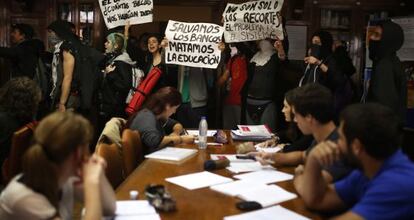 Un grupo de estudiantes protesta en la Escuela de Ingenieros Navales de Madrid.