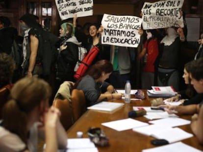 Un grupo de estudiantes protesta en la Escuela de Ingenieros Navales de Madrid.