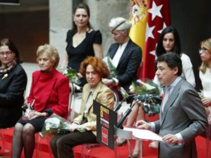 Dentro de su campaña por el Día de la Mujer, el presidente regional, Ignacio González, ha entregado las siete estrellas de la Comunidad a siete mujeres "decisivas" como la Defensora del Pueblo, Soledad Becerril; la expiloto de Fórmula 1 María de Villota, o la académica Carmen Iglesias, que "han derribado muros" en favor de la igualdad.