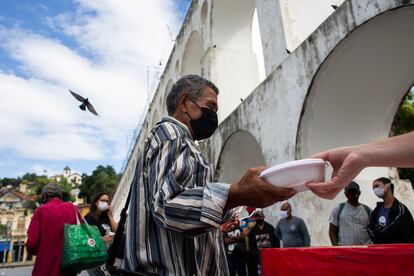 Pessoas fazem fila para receber uma marmita no Rio de Janeiro, em meio à pandemia, em 29 de abril.