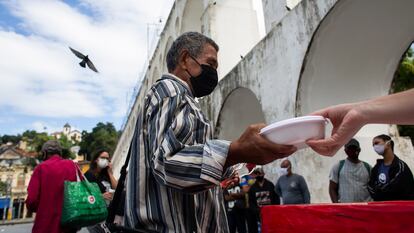 Pessoas fazem fila para receber uma marmita no Rio de Janeiro, em meio à pandemia, em 29 de abril.