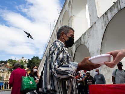 Pessoas fazem fila para receber uma marmita no Rio de Janeiro, em meio à pandemia, em 29 de abril.